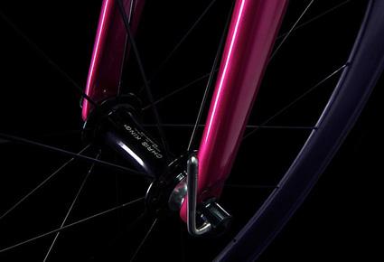 فانديك تكشف عن دراجة بلاست الزهرية